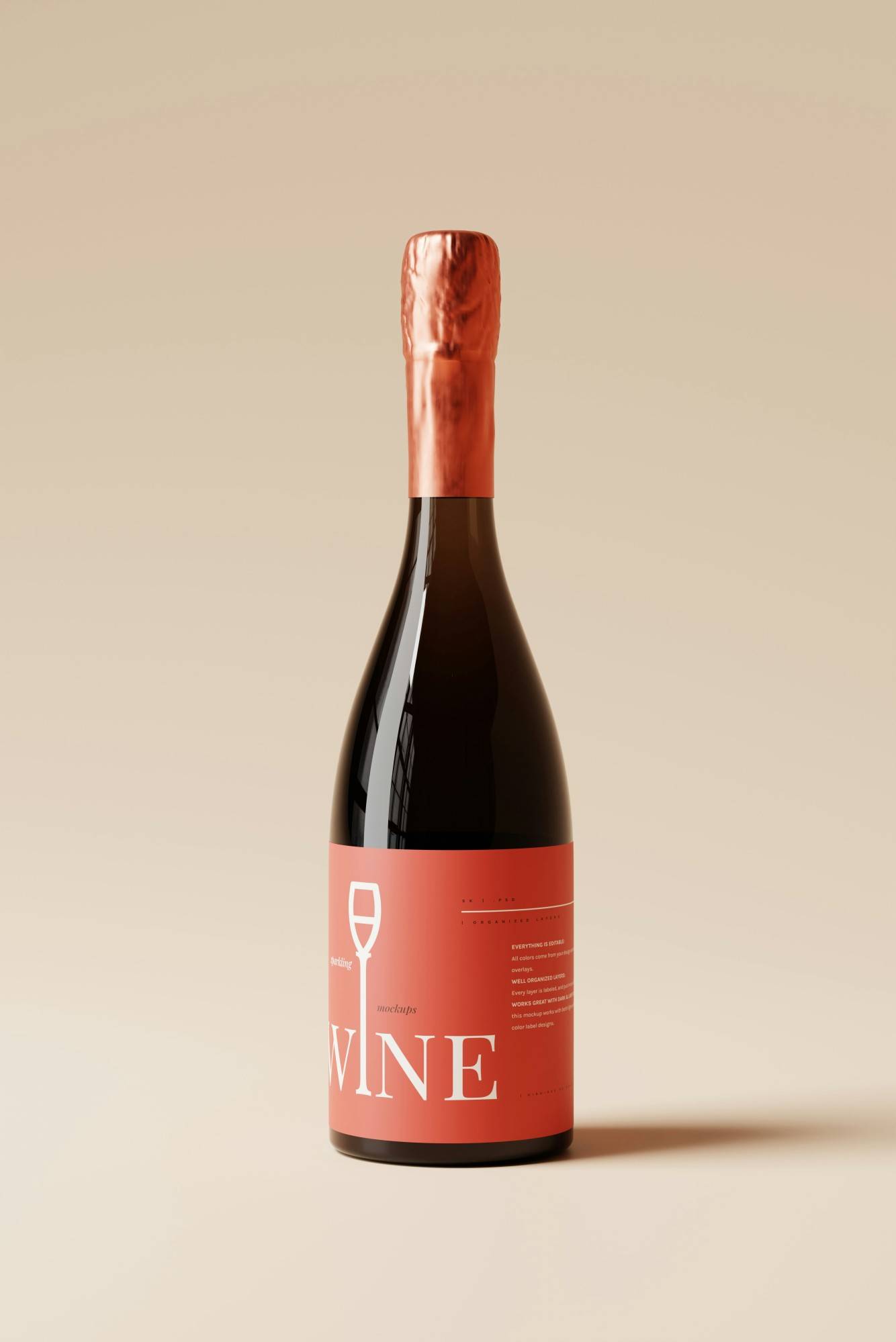 Dunkle Weinflasche mit rotem Etikett und in rotes Papier eingewickeltem Verschluss.