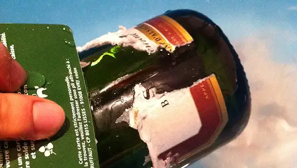 Das etikett mit einer plastikkarte ablösen