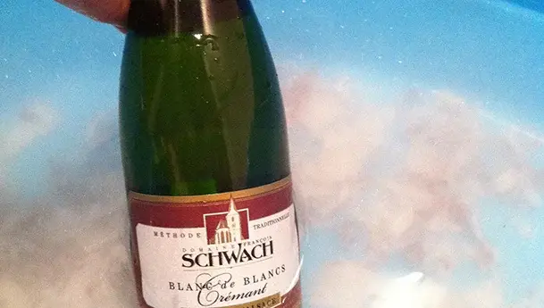 Die flasche einweichen, um das entfernen des etiketts zu erleichtern