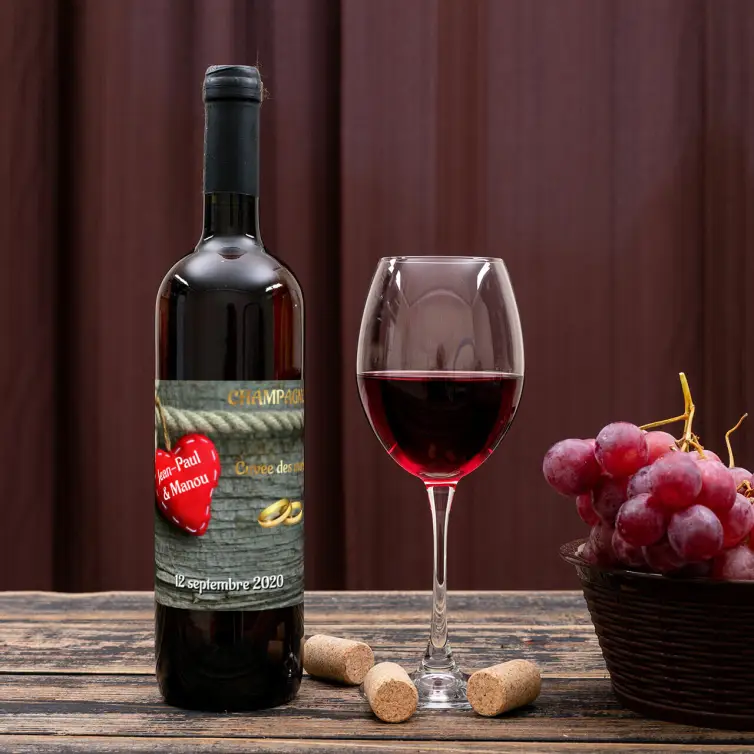 Étiquette personnalisée mariage champêtre, cœur rouge sur bois et anneaux dorés