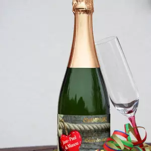 étiquette personnalisée mariage champêtre, cœur rouge sur bois et anneaux dorés