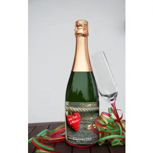 personalisierte etikette für eine ländliche hochzeit, rotes herz auf holz und goldene ringe