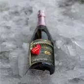 Étiquette personnalisée mariage champêtre, cœur rouge sur bois et anneaux dorés