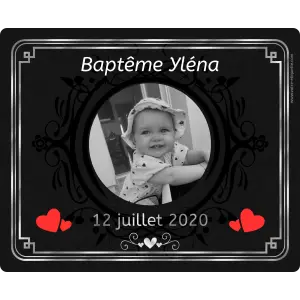 étiquette personnalisée baptême élégante, photo et cœurs sur fond noir mat