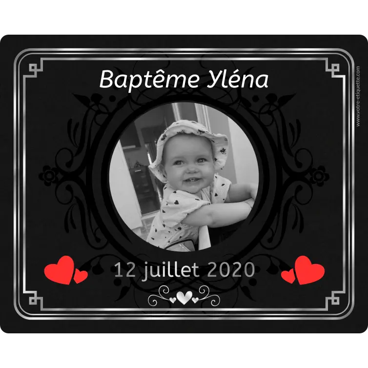 Étiquette personnalisée baptême élégante, photo et cœurs sur fond noir mat