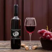 Étiquette personnalisée baptême élégante, photo et cœurs sur fond noir mat