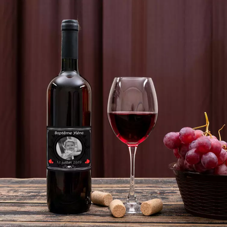 Étiquette personnalisée baptême élégante, photo et cœurs sur fond noir mat