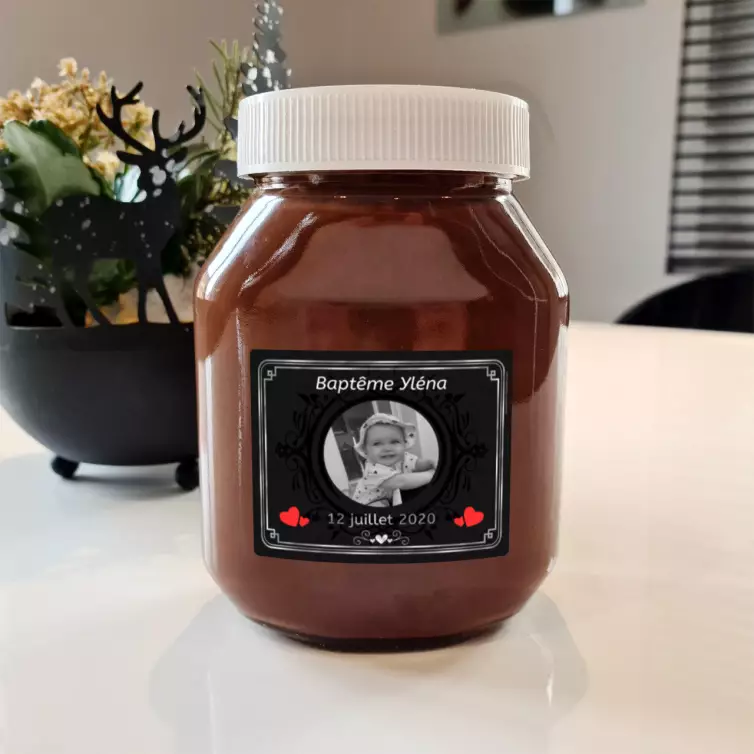 Étiquette personnalisée baptême élégante, photo et cœurs sur fond noir mat