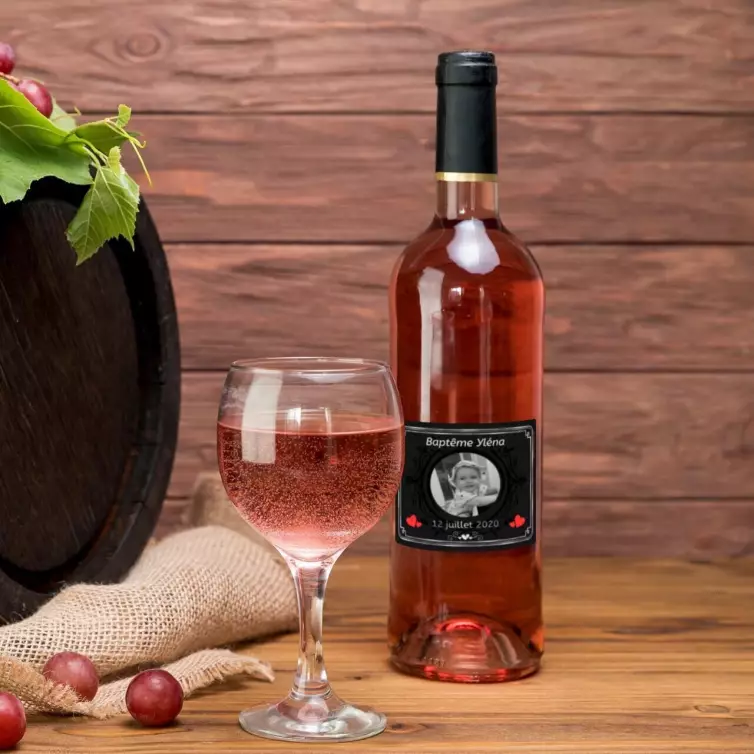 Étiquette personnalisée baptême élégante, photo et cœurs sur fond noir mat