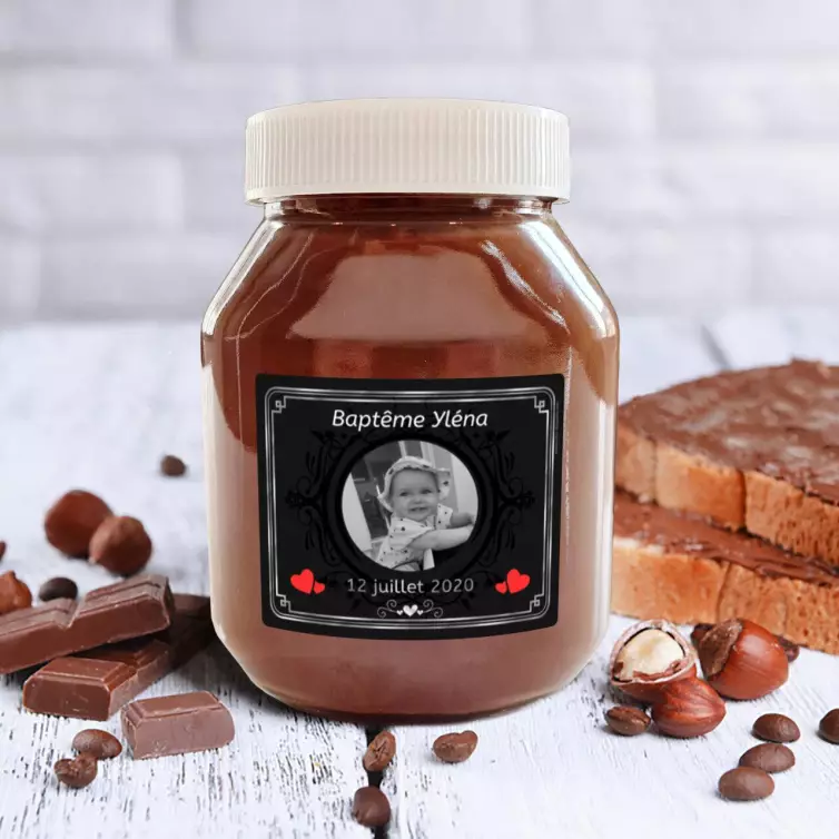 Étiquette personnalisée baptême élégante, photo et cœurs sur fond noir mat