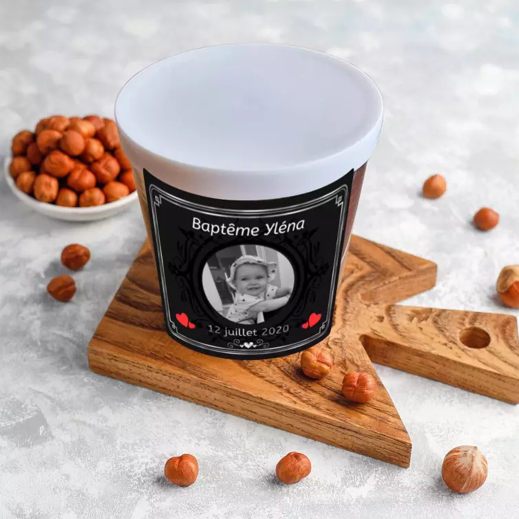 Étiquette personnalisée baptême élégante, photo et cœurs sur fond noir mat