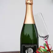 Étiquette personnalisée baptême élégante, photo et cœurs sur fond noir mat