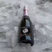 Étiquette personnalisée baptême élégante, photo et cœurs sur fond noir mat