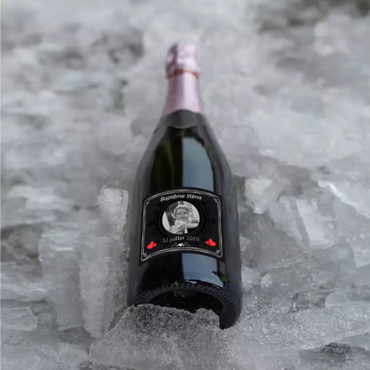 Étiquette personnalisée baptême élégante, photo et cœurs sur fond noir mat