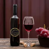 Custom musical birthday label, black and gold for an elegant celebration