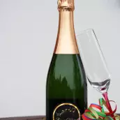 Custom musical birthday label, black and gold for an elegant celebration