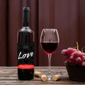 Étiquette personnalisée mariage, motif cœurs noirs et message “Love” format carré