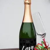 Étiquette personnalisée mariage, motif cœurs noirs et message “Love” format carré