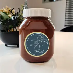 rundes, personalisiertes etikett zur taufe eines jungen, mit raffiniertem blumenmotiv