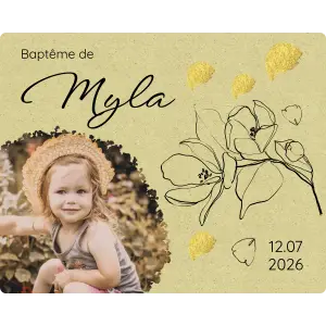 personalisierte etikette zur taufe für ein mädchen, blumenmotiv und foto, natürlicher hintergrund