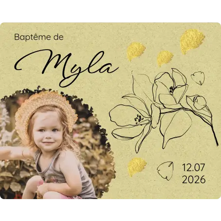 Étiquette personnalisée baptême fille, motif floral et photo, fond naturel
