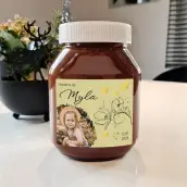 Étiquette personnalisée baptême fille, motif floral et photo, fond naturel