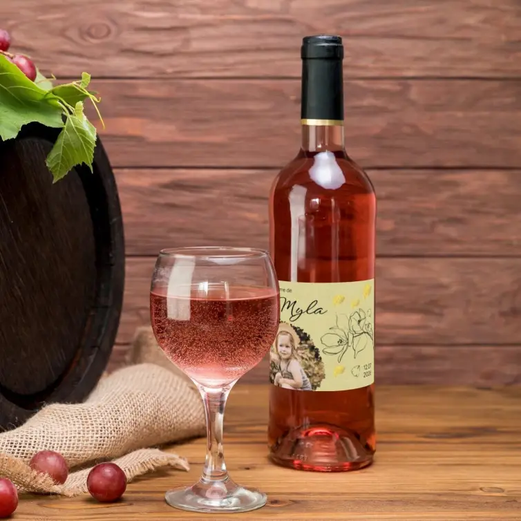 Étiquette personnalisée baptême fille, motif floral et photo, fond naturel