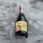 Étiquette personnalisée baptême fille, motif floral et photo, fond naturel