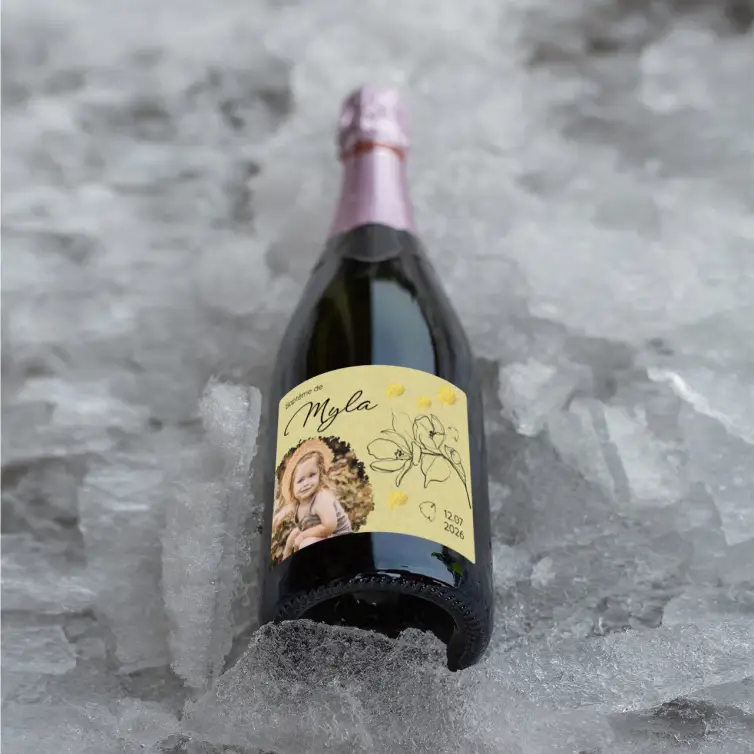 Étiquette personnalisée baptême fille, motif floral et photo, fond naturel