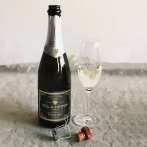personalisierte etikett für champagner, sondercuvée, auf mattem schwarzem papier
