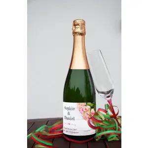 personalized wedding label with roses – for a romantic and unique celebration