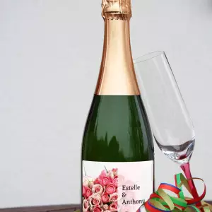 custom wedding label estelle & anthony – romantic design with heart-shaped bouquet