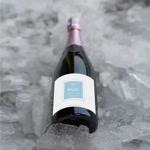 étiquette personnalisée de baptême avec prénom sur fond géométrique moderne