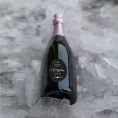 Étiquette personnalisée baptême élégante avec fond noir et écriture blanche