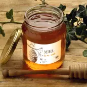 Custom label for honey jar with beehive and bee illustration