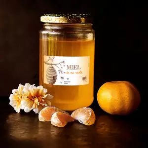 custom label for honey jar with beehive and bee illustration