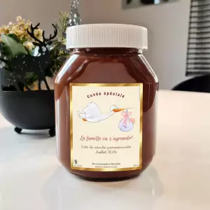 custom label to announce a pregnancy in an original way